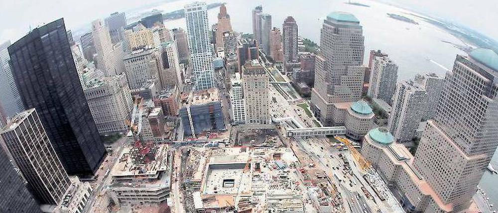 Jahrelang passierte fast gar nichts. So sah es vor einem Jahr am „Ground Zero“ in New York aus. Inzwischen ist das 9/11-Museum so gut wie fertig. Und dem One-World-Tradecenter fehlen nur noch ein paar Stockwerke. 
