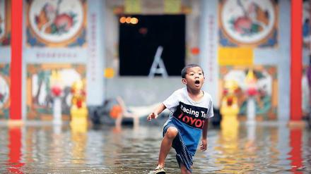 Das industrielle Herz des Landes und große Teile Bangkoks stehen unter Wasser. Foto: Reuters