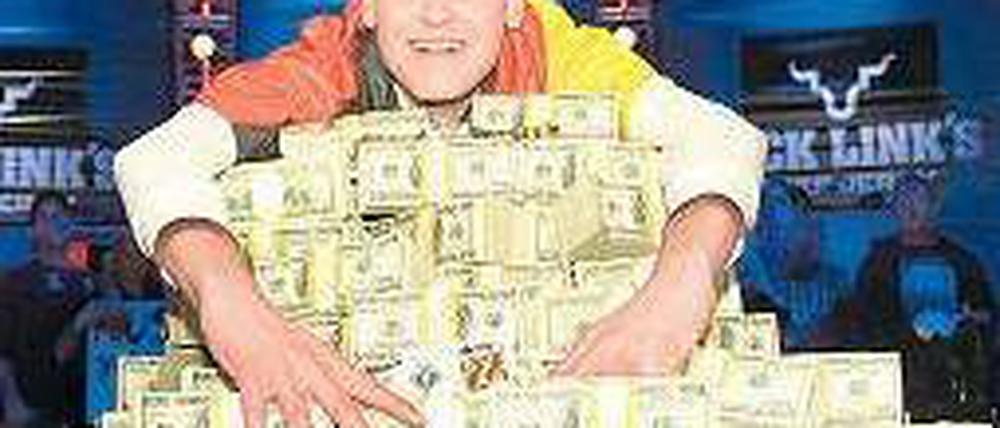 Sitzt auf einem Haufen Geld. Pius Heinz, Poker-Weltmeister aus Deutschland. Foto: rtr