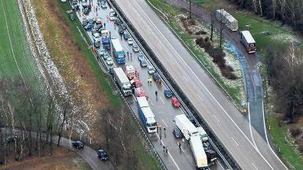 Verkeilte Lastwagen und Autos am Freitag auf der A 1 bei Cloppenburg. Luftbild: dpa