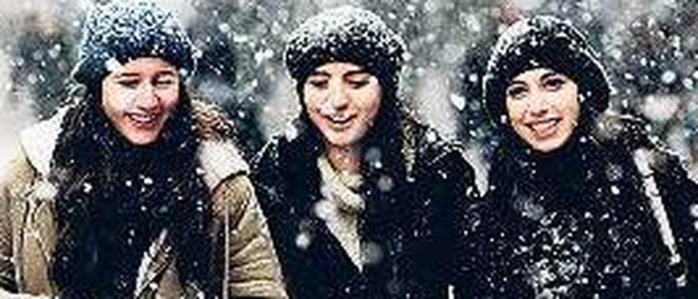 Winterwetter in der Türkei. Istanbulerinnen freuen sich über den Schnee. 
