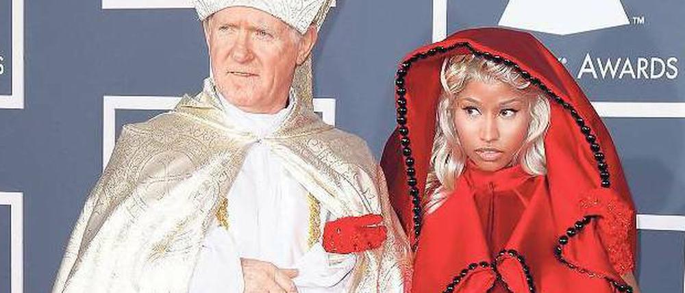 Päpstlich. Zur Verleihung der Grammys erschien Nicki Minaj mit einem Begleiter in Papstrobe. Kirchenvertreter in den USA beschwerten sich über diesen Auftritt. 