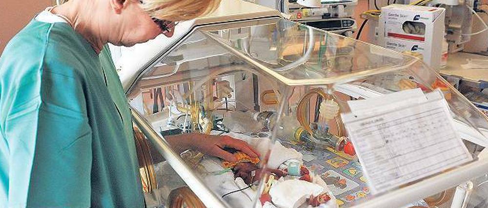 Kinderkrankenschwester Birte Holst kümmert sich um ein Frühchen in einem Brutkasten im Klinikum Links der Weser in Bremen. 