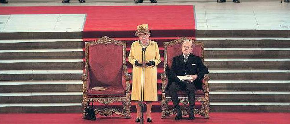 „Zähigkeit, Einfallsreichtum, Toleranz.“ Königin Elisabeth II. in der Westminster Hall. Rechts: Prinz Philip. 