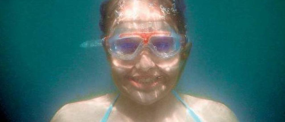 Einfach abtauchen und lächeln. Mit einer Abkühlung unter Wasser lässt sich das drohende heiße Wochenende gut aushalten. 