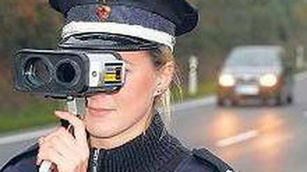 Mobiles Lasergerät. Polizeibeamtin am Dienstag auf der B 83. Foto: dpa