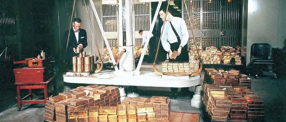 Blick in den Keller der US-Notenbank in Manhattan. Das historische Foto aus den 60er Jahren zeigt den Raum, in dem Gold gewogen wird. So weit können Besucher allerdings nicht vordringen. Foto: laif