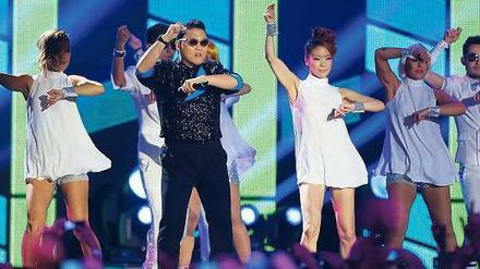 Gangnam Style in Frankfurt. Der südkoreanische Popstar Psy ist durch sein Youtube-Video, das in Deutschland wegen Urheberrechtsfragen gesperrt ist, weltbekannt geworden. Erst vor wenigen Tagen tanzte der ebenfalls aus Südkorea stammende UN-Generalsekretär Ban Ki Moon mit Psy durch die UN-Zentrale in New York. Foto: Michael Probst/dapd