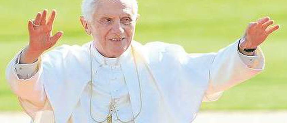 Frohe Botschaft. Papst Benedikt XVI. muss sich kurzfassen. Foto: dpa