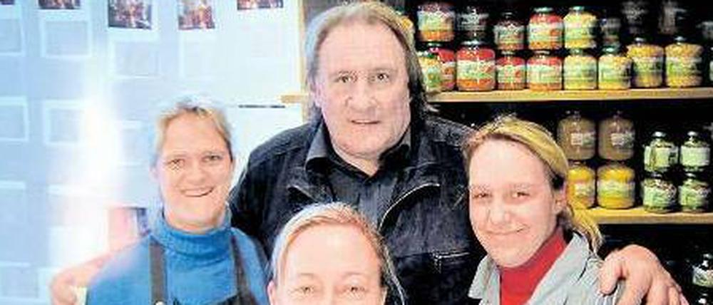In der neuen Heimat. In Néchin ließ sich Depardieu mit den Angestellten der örtlichen Metzgerei fotografieren. Das Bild ist eine Handyaufnahme einer Kundin. 