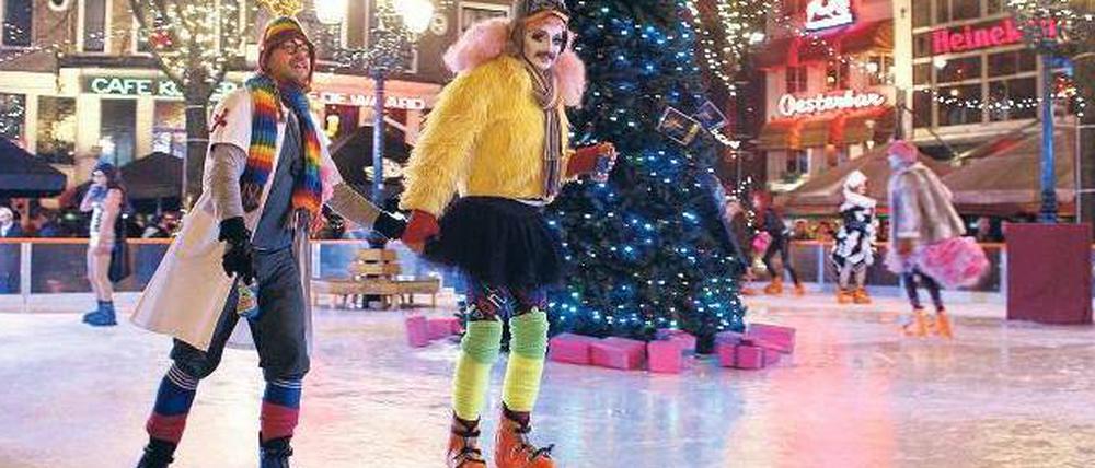 Schöne heile Welt. Drag Queens und Drag Kings drehen auf der weihnachtlichen Eisbahn in Amsterdam ungestört ihre Runden. 