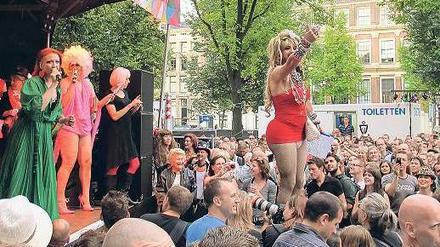 Amsterdam galt immer als Beispiel für ein friedliches Miteinander der verschiedenen Kulturen und gesellschaftlichen Gruppen. Wer Schwule mobbt, wird künftig in Container umgesiedelt. 