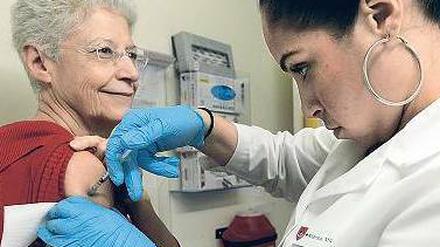 Die New Yorkerin Mary Ann Werner lässt sich gegen Grippe impfen. 
