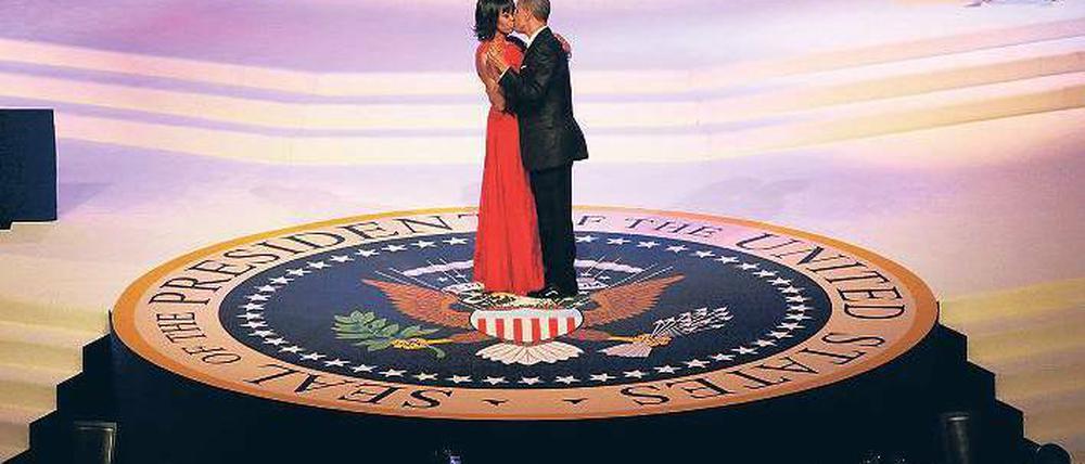 Nach den Worten. Die Vereidigung zu seiner zweiten Amtszeit nutzte US-Präsident Barack Obama für herausfordernde politische Botschaften. Der staatstragenden Vereidigung folgte dann der festliche Teil. Und hier tanzte First Lady Michelle Obama in leuchtend roter Robe im Zentrum der Aufmerksamkeit. 