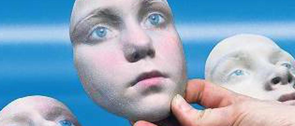 Beängstigend: Die gescannte Oberfläche eines realen Gesichts wird in das Gerät eingegeben, das eine flexible Maske auswirft. 