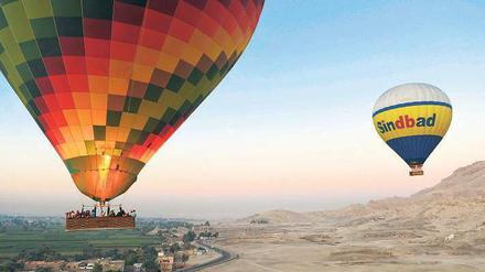 Spektakuläre Aussicht. Zahlreiche Ballons mit Gästen kreisen jeden Tag über Luxor. Foto: Katharina Eglau