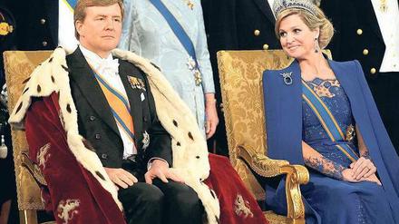Würdiger Herrscher. Willem-Alexander unter den Blicken seiner Untertanen – und seiner Frau Máxima. Foto: Reuters (1), dpa (3)