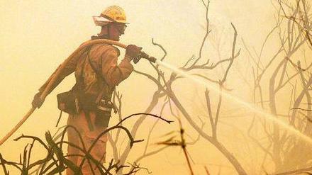 Mehr als 11000 Hektar standen am Sonntag noch in Flammen. Rund 2000 Feuerwehrleute sind im Einsatz. Die Brandursache ist bisher unklar. Eine Ermittlung wurde eingeleitet. 