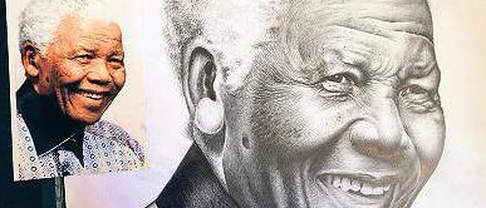 Ernst, aber stabil sei Mandelas Zustand (hier die Zeichnung eines Malers in Johannesburg), verbreitet die Regierung. Die Familie ist bereits an sein Krankenbett geeilt.