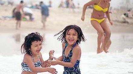 Da bleibt nur der Sprung ins Wasser. Kinder am Strand von Santa Monica. Foto: Reuters