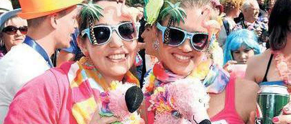 Partnerlook. Elena und Isabel feiern mit ihren Stoff-Flamingos bei dem „Festival der Liebe“ auf der Reeperbahn. Foto: dpa