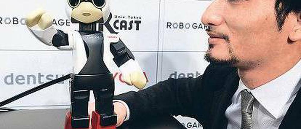 Der Roboter Kirobo und sein Schöpfer Tomotaka Takahashi. Foto: AFP