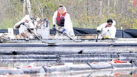 Ein Meer aus zähem Öl. So sieht es aus, wenn die Ölsandförderung schiefgeht. An der Primrose-Förderstelle in Kanada tritt die zähe Bitumenmasse aus. Foto: Reuters