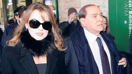 Francesca Pascale und Silvio Berlusconi bei einem öffentlichen Auftritt