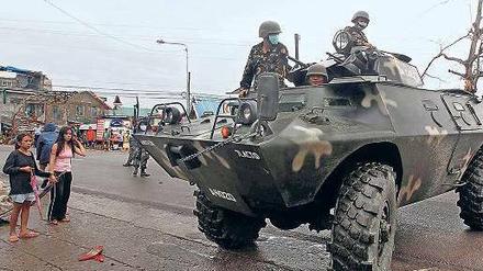 Soldaten patrouillieren mit einem Panzer in den Straßen von Tacloban. Foto: dpa