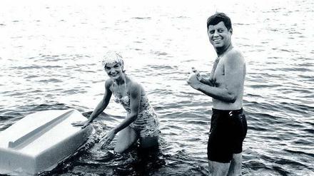 Der Fotograf Jacques Lowe hat die Strandfotos jetzt mit vielen anderen Fotos als Buch herausgegeben: „Meine Jahre mit den Kennedys – Einblicke eines Fotografen“. 