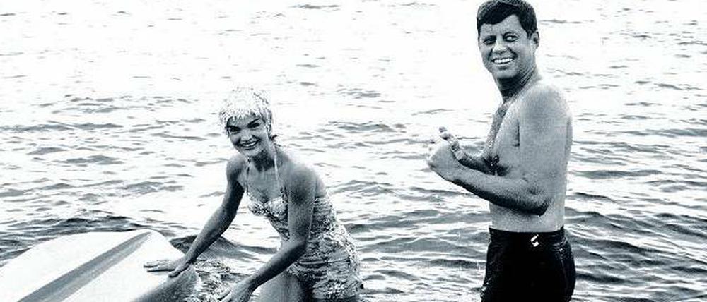 Der Fotograf Jacques Lowe hat die Strandfotos jetzt mit vielen anderen Fotos als Buch herausgegeben: „Meine Jahre mit den Kennedys – Einblicke eines Fotografen“. 