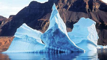 Bizarre Formation. Schmelzender Eisberg vor der Küste Grönlands. 