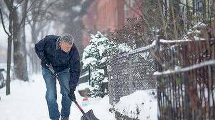 Im Einsatz. Der neue Bürgermeister New Yorks greift zur Schneeschaufel. 