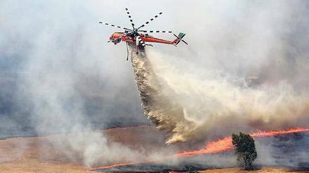 Ein Hubschrauber löscht einen Brand im Bundesstaat Victoria. 