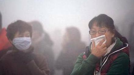 Unerträgliche Luft. Frauen auf der Straße in der Stadt Harbin. 