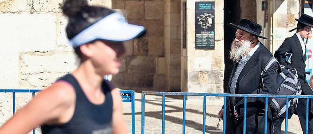 Am Jaffator der Heiligen Stadt. Eine Marathon-Teilnehmerin läuft durch die Altstadt von Jerusalem. 