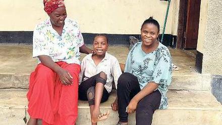 Rebecca Opetsi (rechts) mit dem Mädchen Joyce und deren Großmutter. 