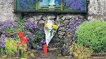 Stilles Gedenken an dem Massengrab der 800 Kinder im irischen Tuam. 