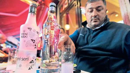 Bild der Vergangenheit. Ein Mann trinkt in Istanbul seinen Raki. Nach 22 Uhr ist der Verkauf von Alkohol in Supermärkten inzwischen verboten. Wirte und Restaurantbesitzer brauchen eine Extra-Lizenz.