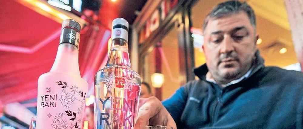 Bild der Vergangenheit. Ein Mann trinkt in Istanbul seinen Raki. Nach 22 Uhr ist der Verkauf von Alkohol in Supermärkten inzwischen verboten. Wirte und Restaurantbesitzer brauchen eine Extra-Lizenz.