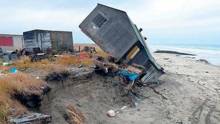 Das Meer nagt an den Küsten. Häuser der Gemeinde Shishmaref in Alaska, wo Mitglieder des indigenen Volks der Inupiat leben, werden von Wellen und Stürmen zerstört. Die Gemeinde liegt auf einer Insel im Polarmeer. 