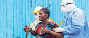 Überforderte Staaten. Klinikmitarbeiter in Monrovia betreuen eine Patientin.