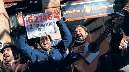 Dicker Gewinn. Einwohner von Sanlucar la Mayor durften sich 2013 freuen. Nun fiebert Spanien wieder „El Gordo“ entgegen.