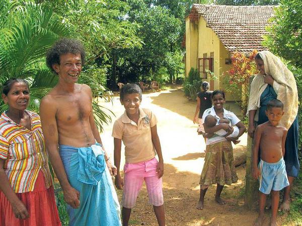 Aufwärts. Der Familie Wasantha geht es auch dank der Spenden wirtschaftlich wieder besser. Bei ihnen fand 2006 das Festessen zur Übergabe des Häuser statt. 