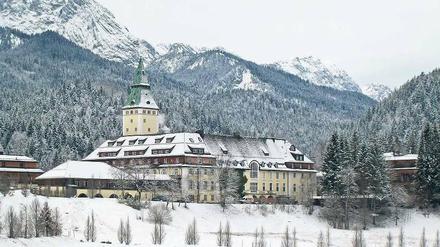 Mitten in der Bergwelt. Das Hotel liegt nahe Garmisch-Partenkirchen und verfügt über 170 Zimmer und Suiten. Es wurde von 1914 bis 1916 erbaut. 