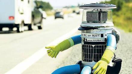 Wie nett sind Menschen zu Robotern? Hitchbot am Straßenrand in Kanada. 