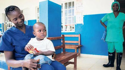 Der 14 Monate alte Lamin, dessen Eltern und Geschwister an Ebola gestorben sind, sitzt auf dem Schoß einer Krankenschwester in Sierra Leone. 