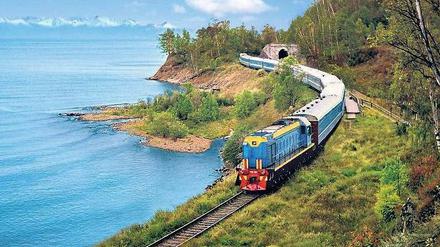 Romantik pur. Für die 9000 Kilometer lange Strecke von Moskau nach Wladiwostok brauchen die Züge der Transsibirischen Eisenbahn heute knapp eine Woche. Das ist gut für Touristen – aber schlecht für die wirtschaftliche Entwicklung des fernen russischen Ostens. Dort sollen demnächst, wie in China, auch neue Retortenstädte entstehen. 