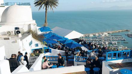 Die Aussicht von diesem Cafe in Sidi Bou-Said, einem Edelvorort von Tunis, ist bei Einheimischen und Urlaubern gleichermaßen beliebt – die Aussichten im Tourismusgeschäft Tunesiens dagegen sind gar nicht gut. 