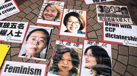 Protest in Hongkong. In der chinesischen Sonderverwaltungszone demonstrierten zahlreiche Menschen mit diesen Plakaten für die Freilassung der fünf Frauen. 